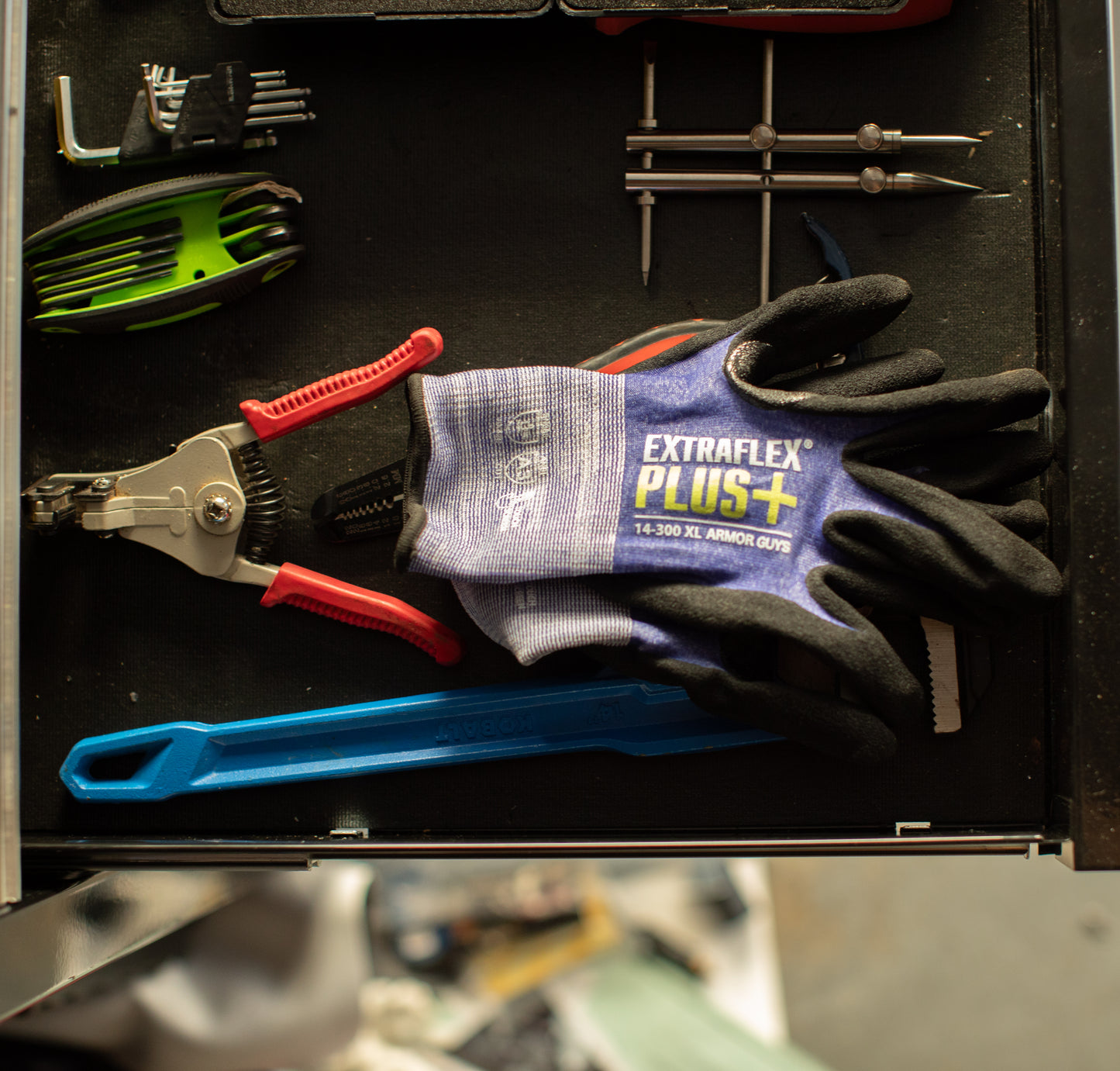 14-300 Extraflex® Plus Gloves – ANSI A3 Cut Protection, Oil Grip, Touchscreen Ready, Reinforced for Light Manufacturing